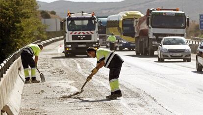 Un equipo de conservaci&oacute;n de carreteras limpia la calzada en una autov&iacute;a navarra. / EFE