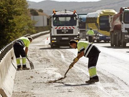 Un equipo de conservaci&oacute;n de carreteras limpia la calzada en una autov&iacute;a navarra. / EFE