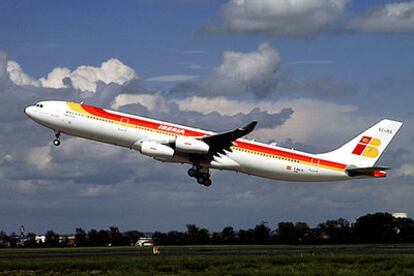 Un avión de la aerolínea española, durante su despegue.