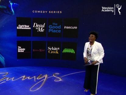La actriz Leslie Jones, sola en un plató, lee los títulos de las nominadas al Emmy a la mejor serie de comedia el pasado martes.
