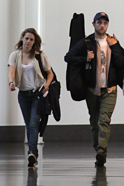 Robert Pattinson y Kristen Steward, Robsten para la prensa angloparlante, estaban abocados a mimetizarse. Son compañeros de trabajo, pareja y les gusta el rock y muy poco el vestir formales. Seguro que se intercambian camisetas y camisas de cuadros cuando salen de los estrenos.