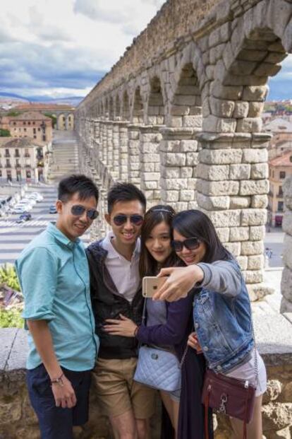 Turistas chinos en el acueducto de Segovia.
