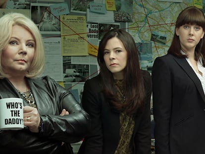 Joanna Scanlan, Elaine Cassidy y Alexandra Roach, en una imagen promocional de 'No Offence'.