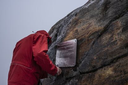 Robin Campion fija la placa, que contiene una advertencia: “En las próximas décadas los glaciares mexicanos desaparecerán irremediablemente. Esta placa es para dejar constancia de que sabíamos lo que estaba sucediendo y lo que era necesario hacer. Solo ustedes sabrán si lo hicimos”.