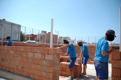 Un grupo de menores realiza labores de albañilería en el centro de internamiento de El Molino.