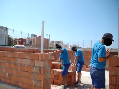 Un grupo de menores realiza labores de albañilería en el centro de internamiento de El Molino.