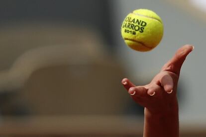 Detalle del momento de uno de los saques realizados por la tenista rusa Veronika Kudermetova durante su partido contra la danesa Caroline Wozniacki, el 27 de mayo de 2019.
