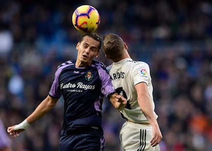 Enes Unal (izquierda) y Toni Kroos luchan por el balón.