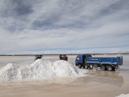 Trabajadores cargan depósitos de sal en camiones dentro de una planta de producción de litio de propiedad estatal en el Salar de Uyuni en Potosí, Bolivia, en diciembre de 2019.