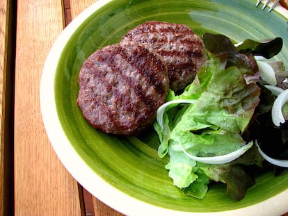 Hamburguesas con alcaparras y cerveza negra