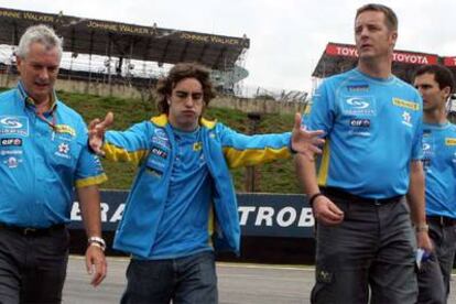 Fernando Alonso inspecciona el circuito de Iterlagos, en São Paulo, acompañado de los técnicos de su escudería.