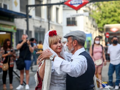 Una pareja baila el popular chotis en las fiestas de La Paloma.