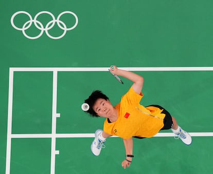 Bing Jiao He de China en acción durante la final de bádminton contra Se Young An del equipo coreano. 