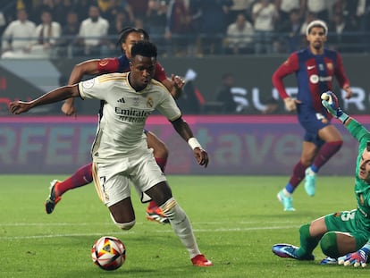 Vinicius recorta a Iñaki Peña en la acción del primer gol del Madrid en la final de la Supercopa.