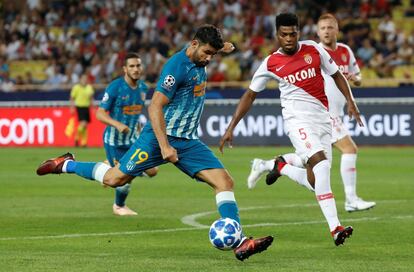 El delantero del Atlético Diego Costa dispara ante el jugador del Mónado Jemerson.