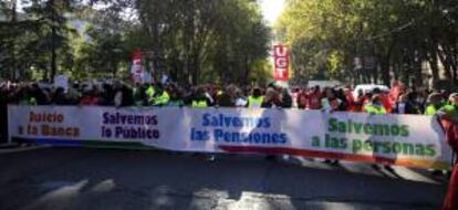 Cabecera de la manifestación convocada por la Cumbre Social, en defensa de los servicios públicos y las pensiones, que ha arrancado pasadas las doce y media del mediodía del Paseo del Prado, donde miles de personas se han sumado a la marcha, que culminará en la Puerta de Alcalá.