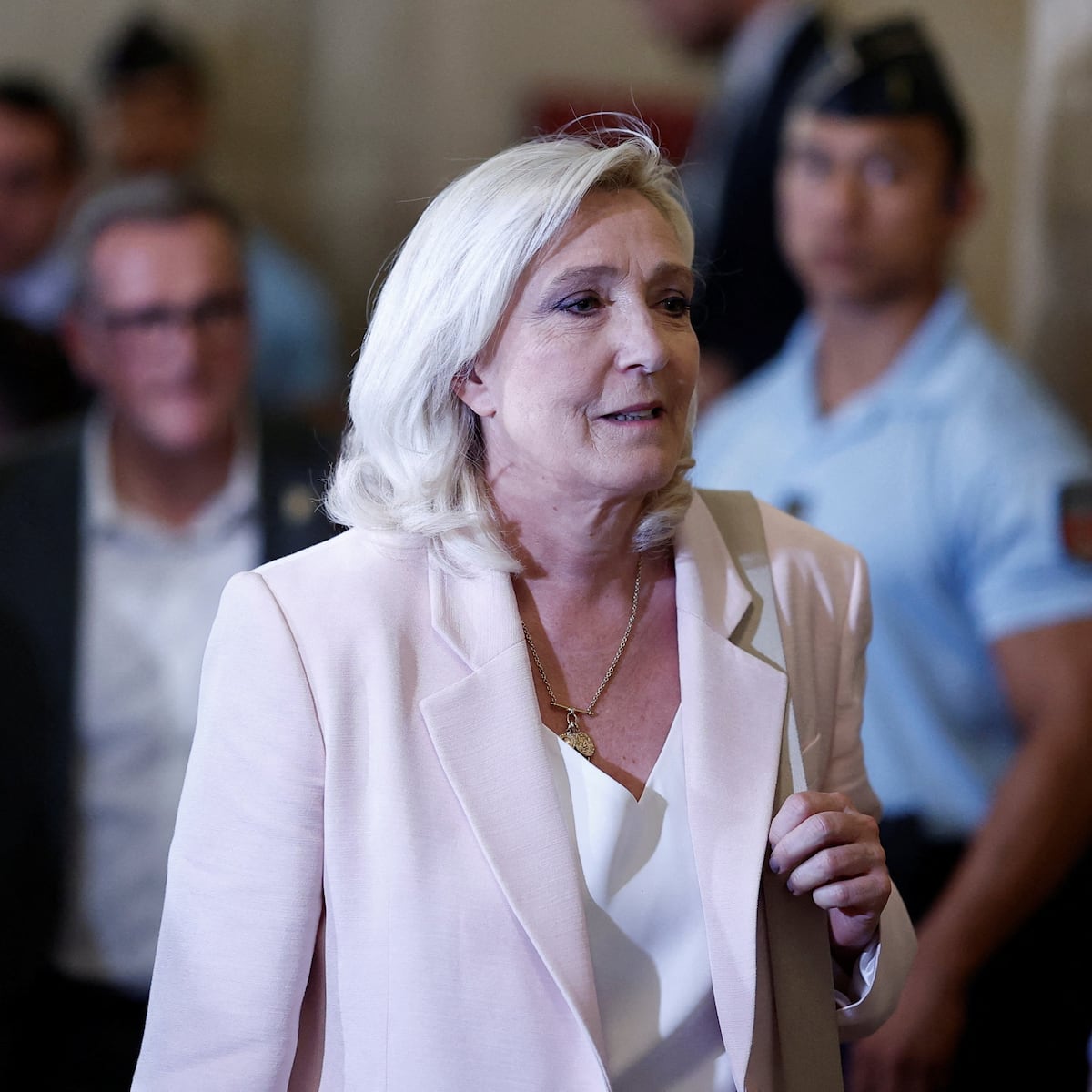 Marine Le Pen confirma su candidatura a las elecciones francesas tras fallo judicial