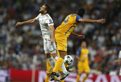 Nacho (izquierda), del Real Madrid, e Igor de Camargo, después de golpear de cabeza.