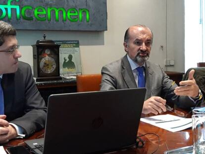 El presidente de Oficemen, Víctor García Brosa, junto al director general de la patronal cementera, Aniceto Zaragoza, en imagen de archivo.