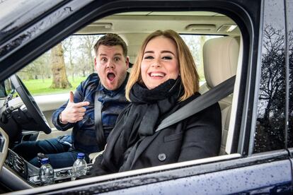 Adele y James Corden en 'The Late Late Show' el 13 de enero de 2016.