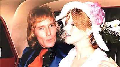 Mike Kennedy con la editora de revistas de música Bertha Yebra, simulando su boda en 1973 para un reportaje en 'Popular 1'.