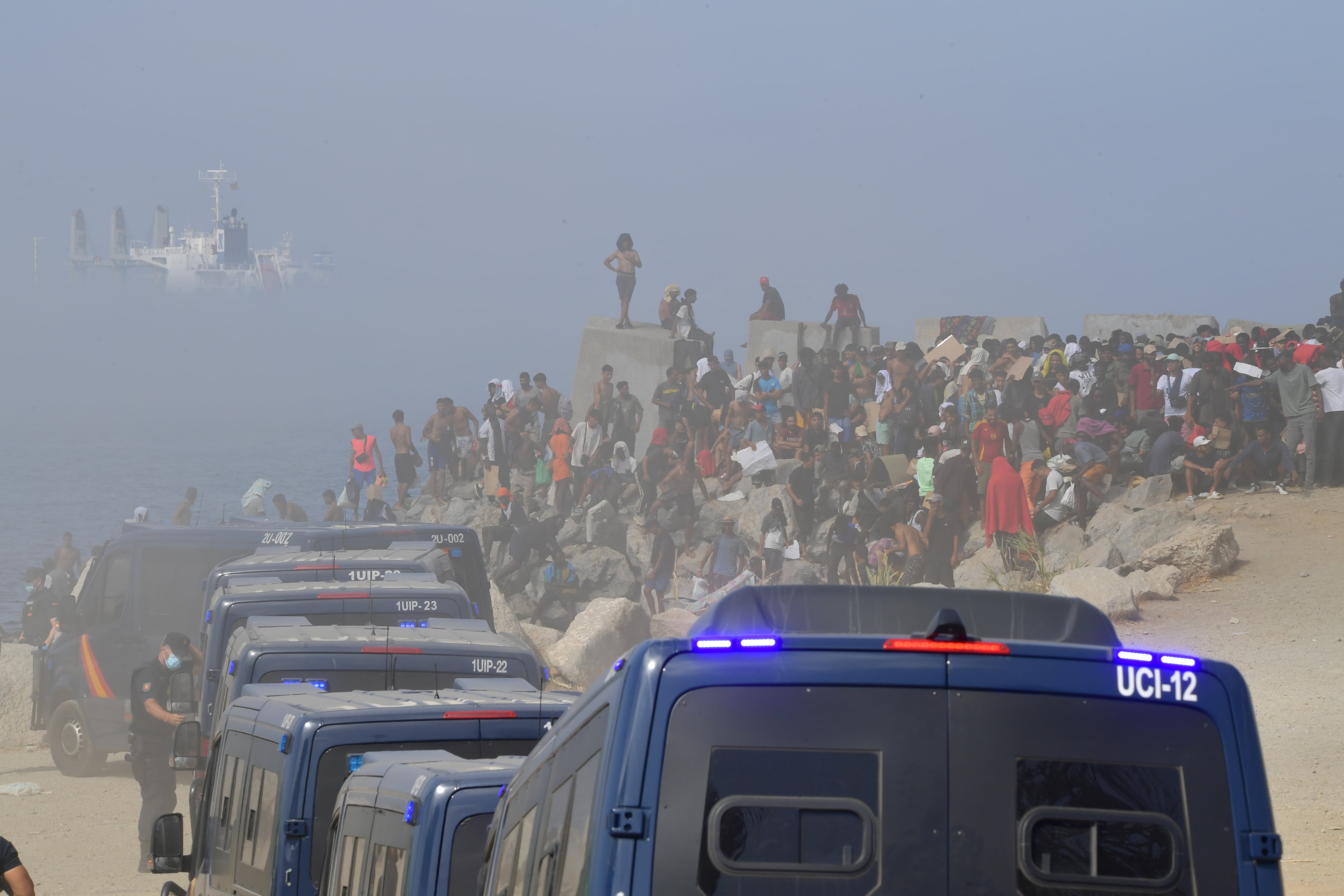 Las palabras de Albares activan el temor a la devolución entre los migrantes llegados a nado a Ceuta