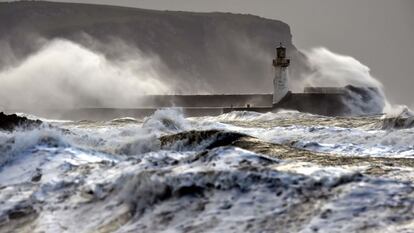 Olas gigantes golpean la pared del faro en Whitehaven, Reino Unido. La fuerte borrasca está causando cortes de energía, cancelaciones de ferry y tren.