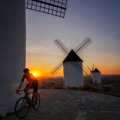 5/06/25 - Turismo de interior. Turismo gastronómico en Alcázar de San Juan, Ciudad Real. Molinos de viento - ©Vicens Giménez -----PIEFOTO----- Atardecer en los molinos de viento de Alcázar de San Juan, en Ciudad Real, uno de los enclaves incluidos en las Rutas del Vino de La Mancha.