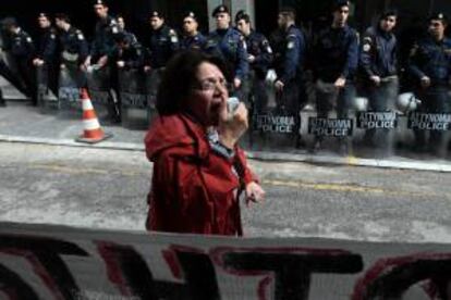 Imagen de archivo de una protesta de funcionarios de limpieza en Atenas, Grecia. EFE/Archivo