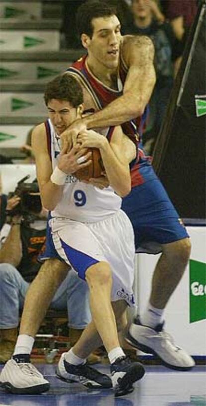 Dueñas le disputa un balón a Sergi Vidal.