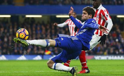 Marcos Alonso, durante el partido contra el Stoke.