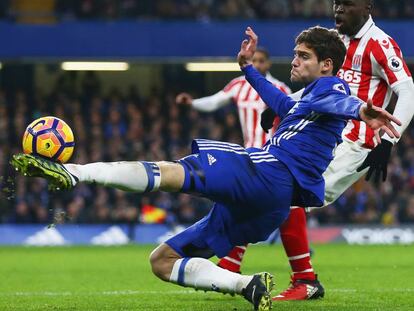 Marcos Alonso, durante el partido contra el Stoke.