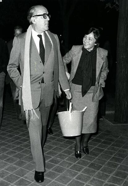 El presidente del Gobierno, Leopoldo Calvo Sotelo, en la pegada de carteles de UCD en la medianoche al inicio de la campaña electoral de 1982 en el paseo de la Castellana de Madrid, acompañado de su mujer María del Pilar Ibáñez-Martín y Mellado, el 6 de octubre de 1982,.