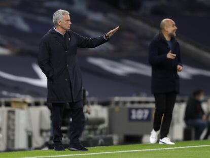 José Mourinho (izquierda) y Pep Guardiola, este sábado en la banda del Tottenham Hotspur Stadium durante el partido entre el Tottenham y el City.