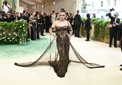 La influencer Emma Chamberlain ha sido una vez más la reportera de la alfombra para la revista Vogue. Su vestido de encaje de estilo gótico lo firma Jean Paul Gaultier.