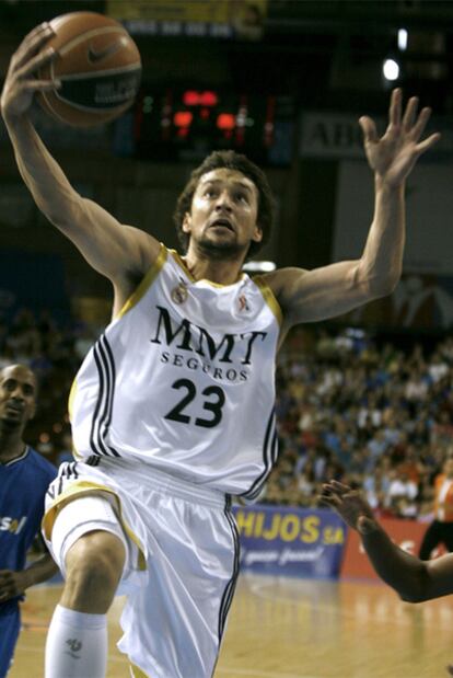 Sergio Llull entra a canasta ante el Cajasol.