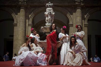 María Martínez de Tejada, con mantón rojo, y sus compañeras de reparto de <i>Carmen</i>, ayer en la antigua Fábrica de Tabacos de Sevilla.