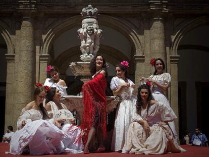 María Martínez de Tejada, con mantón rojo, y sus compañeras de reparto de <i>Carmen</i>, ayer en la antigua Fábrica de Tabacos de Sevilla.