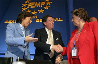 De izquierda a derecha: Rosa Aguilar, Francisco Vázquez y Rita Barberá, ayer tras la votación.