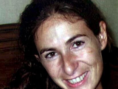 Sobre estas líneas, María Antonia Plaza. En la otra imagen, captada por una cámara de seguridad, sale del hotel poco antes de ser asesinada.