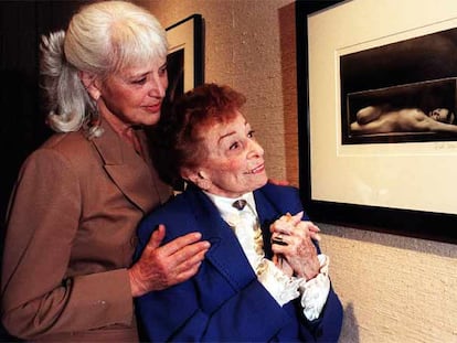 Ruth Bernhard, a la derecha, en una exposición de su obra en 2001.