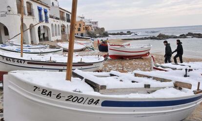 La playa de Calella de Palafrugell nevada.