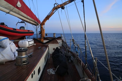 El cuerpo sin vida rescatado del mar yace en la popa del barco. Los tripulantes del Open Arms avisaron primero al Centro de Coordinación de Rescates Marítimos de Italia porque son su contacto habitual en labores de salvamento. También lo intentaron con Malta porque el cadáver fue hallado en aguas territoriales maltesas, pero nadie de este país respondió a sus llamadas. 