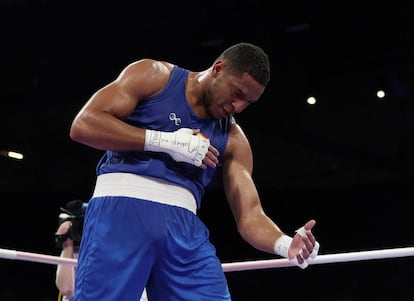 El boxeador español Enmanuel Reyes Pla celebra su victoria en cuartos de final ante el belga Victor Schelstraete.