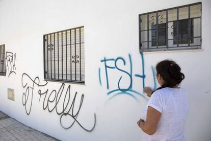 Pintadas en una de las calles del barrio de El Palo.