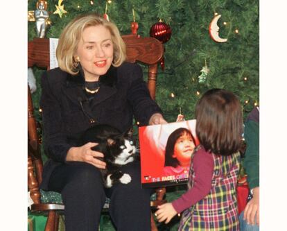 A ex-primeira dama Hillary Clinton visita um hospital infantil em 16 de dezembro de 1997 com o gato Socks.