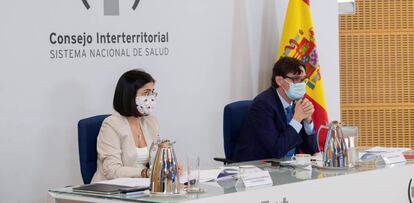 Los ministros de Sanidad, Salvador Illa y de Política Territorial y Función Pública, Carolina Darias durante la reunión del Consejo Interterritorial de Salud celebrada hoy en Madrid, en el que las comunidades autónomas vuelven a analizar la situación epidemiológica