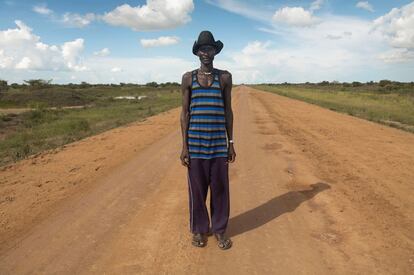 Los primeros nuer llegaron a Gambela alrededor de 1840. Ganaderos y semi nómadas, su modo de vida chocó con el de los anuak, agricultores y sedentarios. Durante más de cien años, los conflictos se sucedieron. En muchas ocasiones se resolvían con indemnizaciones acordadas por los líderes locales. La igualdad de fuerzas mantuvo un cierto status quo, aunque se mantuvo la tendencia a la expansión de los nuer –mayoritarios hoy en la región– y a la asimilación de los anuak. La guerra en Sudán en los años 80 y el nuevo estado federal en los 90 horadaron las instituciones locales y sus capacidades para resolver conflictos, pero no las sustituyeron por otras. Desde finales del siglo XX, los conflictos –como los partidos políticos – tienen carácter étnico y los resuelven las armas.