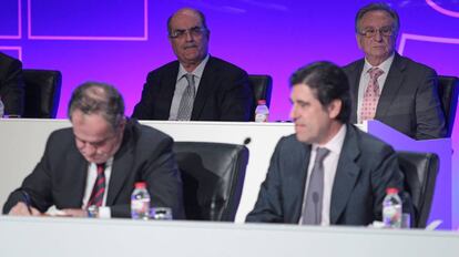 En primera fila, Demetrio Carceller y Manuel Manrique. En sgeunda, José Moreno Carretero y Tomás Fuertes.