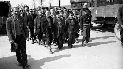 Liberaci&oacute;n de Buchenwald. Elie Wiesel es el cuarto en la fila de la izquierda.